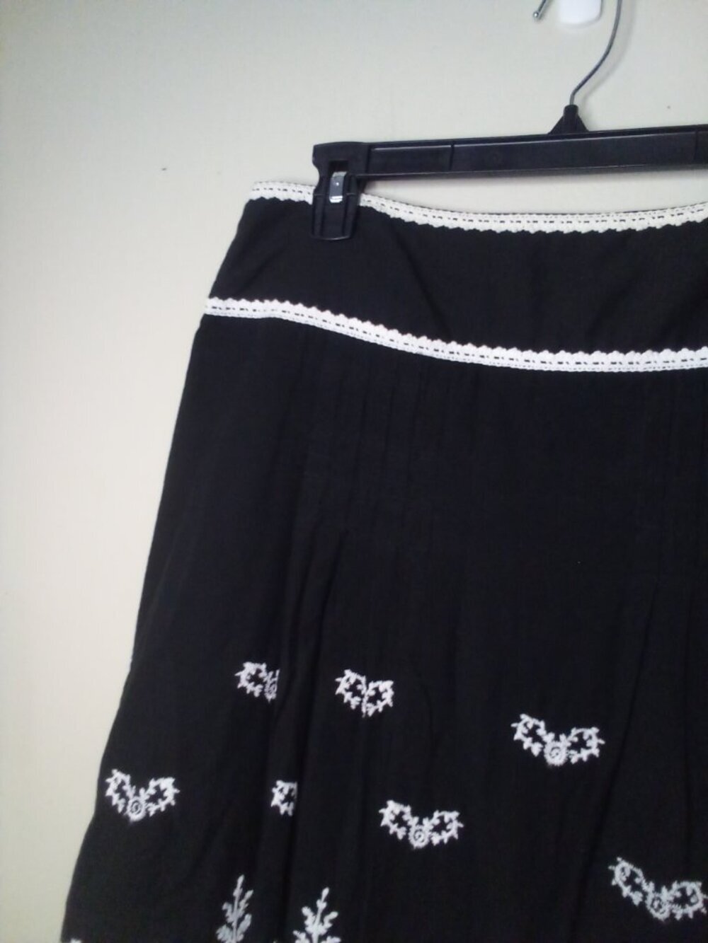 New Directions Skirt Women M Crochet Scallop Hem Lined Black White - Picture 4 of 13